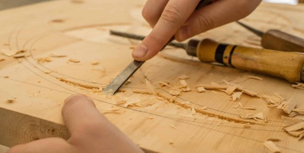 Où apprendre les techniques de la sculpture sur bois en Indonésie?